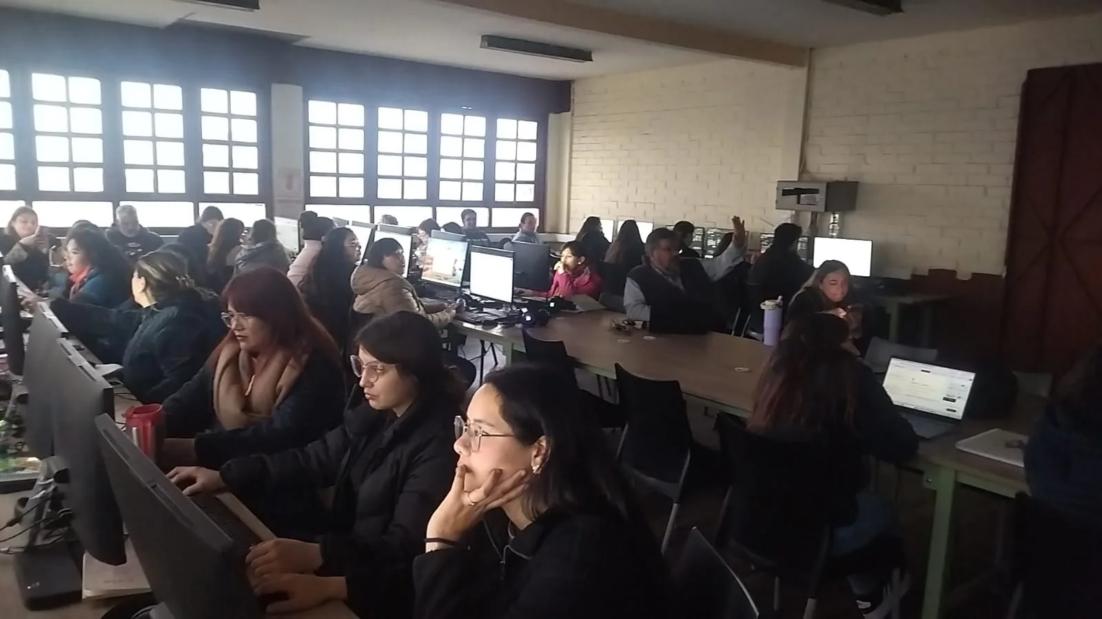 Profesores y personal del Colegio Quitalmahue participan en una capacitación práctica de inteligencia artificial